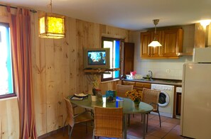 Jääkaappi, mikroaaltouuni, liesi, astianpesukone