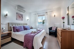 2 chambres, coffre-fort, fer et planche à repasser