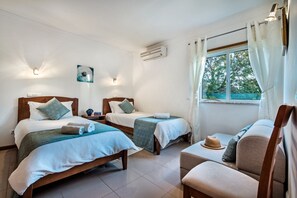 2 chambres, coffres-forts dans les chambres, fer et planche à repasser