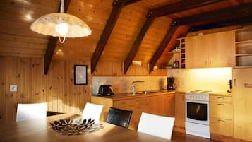 Lodge, 8 Bedrooms | Shared kitchen | Fridge, oven, stovetop, coffee/tea maker