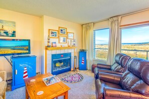 Smart TV, fireplace, DVD player