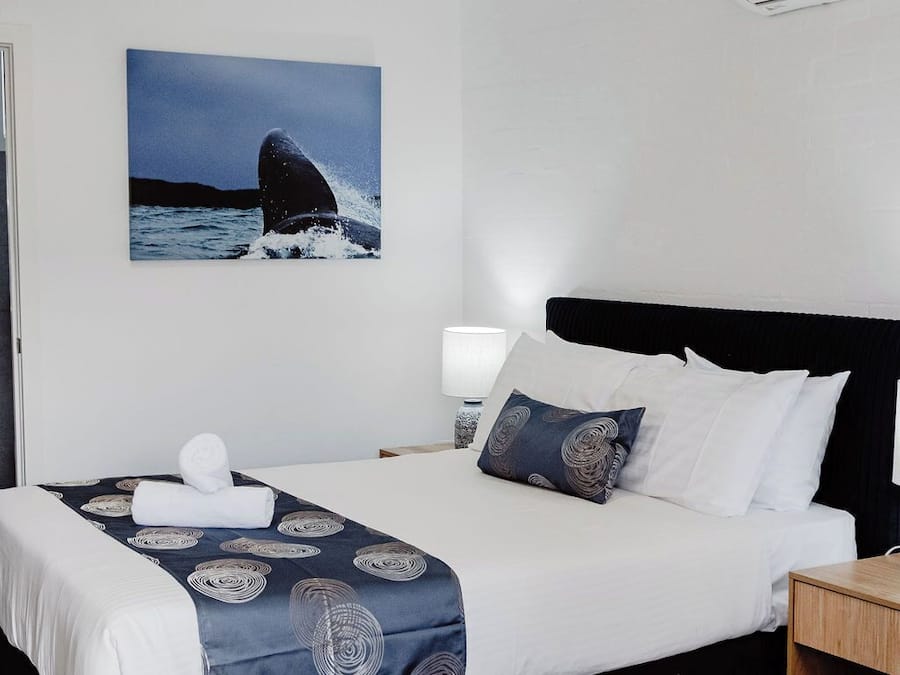 Quarto casal standard, 1 cama Queen, para não fumantes | Roupas de cama premium, cortinas blackout, Wi-Fi, roupa de cama