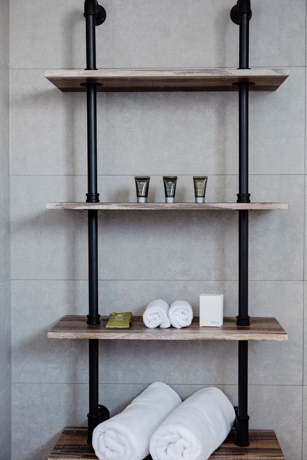 Een douche, een haardroger, handdoeken