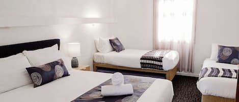Family Triple Room, Berbilang Katil, Non Smoking | Peralatan tempat tidur premium, langsir/tirai gelap terus, Wi-fi