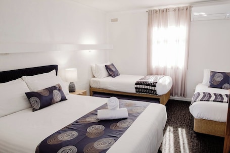 Ropa de cama de alta calidad, cortinas blackout, wifi y ropa de cama