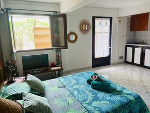 Estudio Confort | Área de sala de estar | Televisión de pantalla plana de 32 pulgadas con canales por cable 