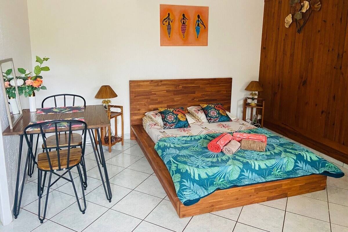 Estudio Confort | Cortinas opacas, tabla de planchar con plancha, wifi gratis