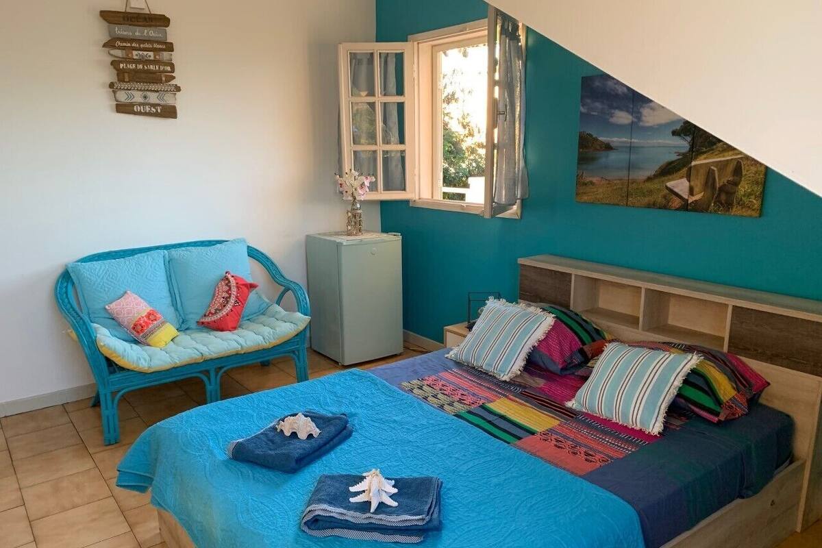 Habitación doble, baño compartido | Cortinas blackout, tabla de planchar con plancha y wifi gratis
