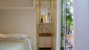 Basic Chalet, 1 Katil Ratu (Queen), Non Smoking, Garden View | Bar mini, langsir/tirai gelap terus 