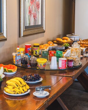 Free daily buffet breakfast - Pousada Orla Morada do Sol (Pirenópolis)