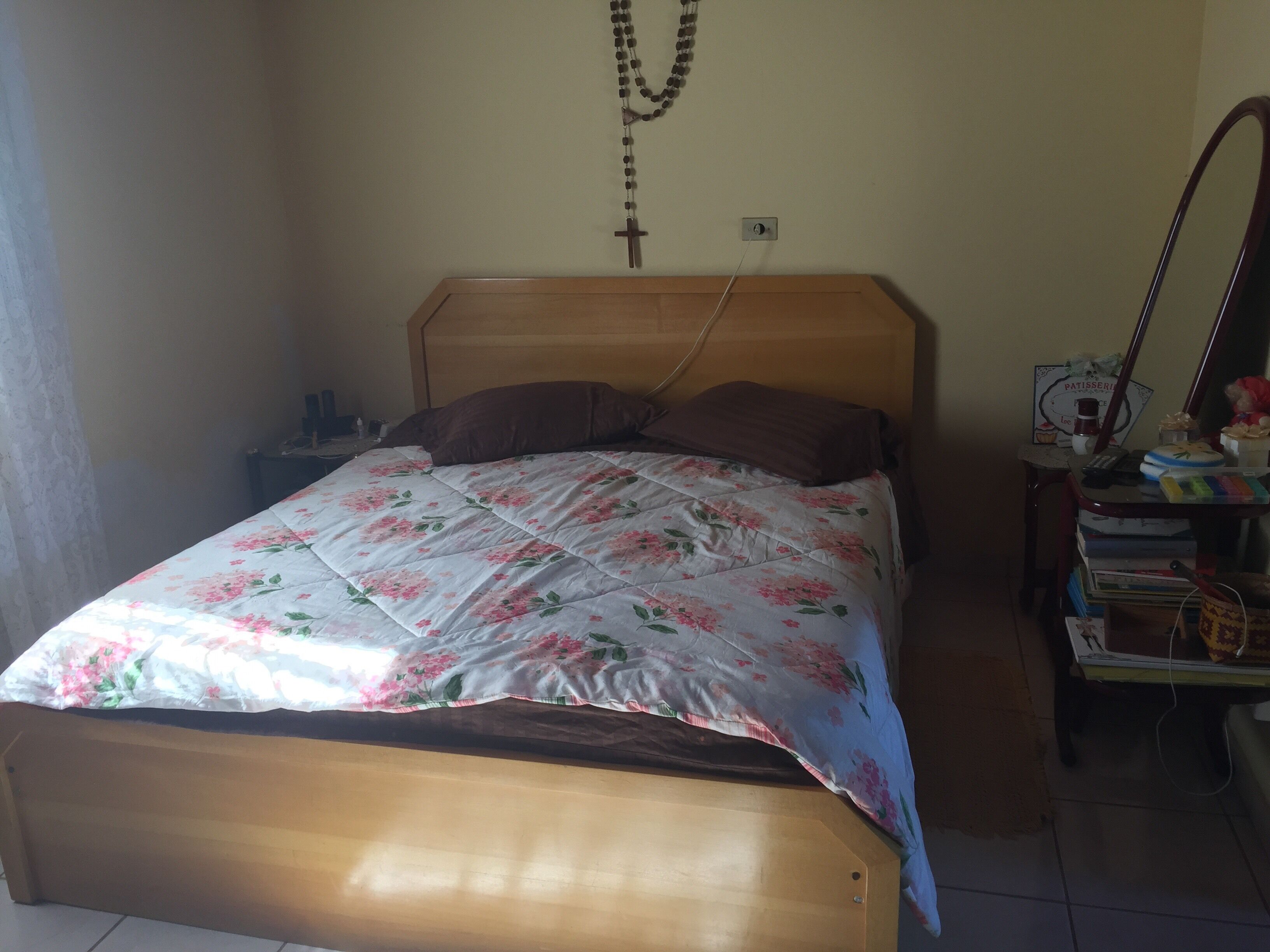 Beautiful house in front of lake w / orchard, vegetable garden and animals