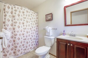 Ensemble douche/baignoire, sèche-cheveux, serviettes fournies