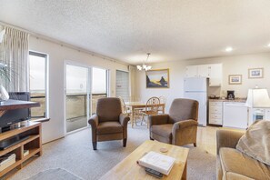 Smart TV, fireplace, DVD player