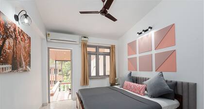 Candolim Beach Stay | 2 minutes Walk to Beach