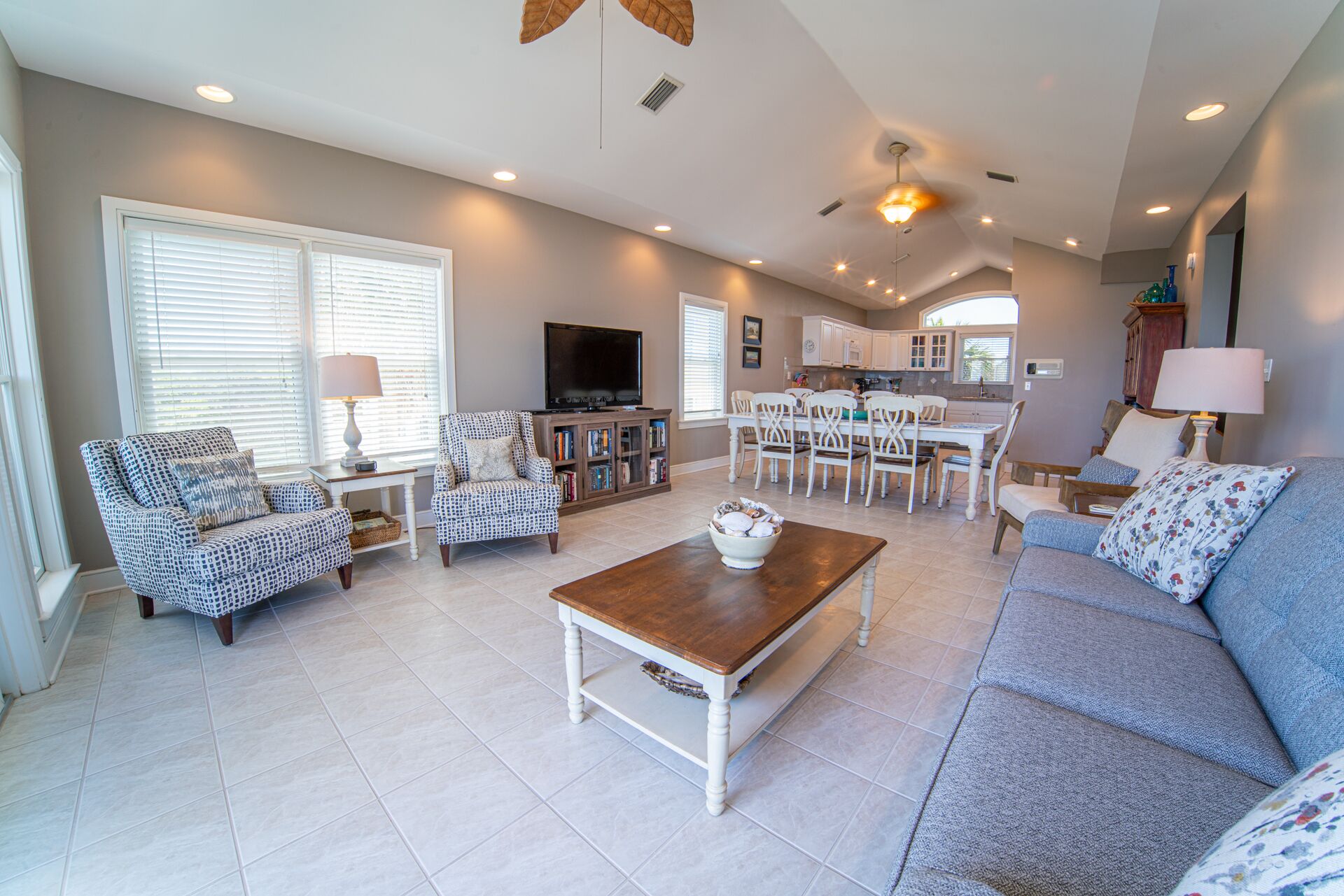 Book 3 Nights, get 4th free!! 5BR/4BA-Sleeps 10, 4-night stays, Pool Access