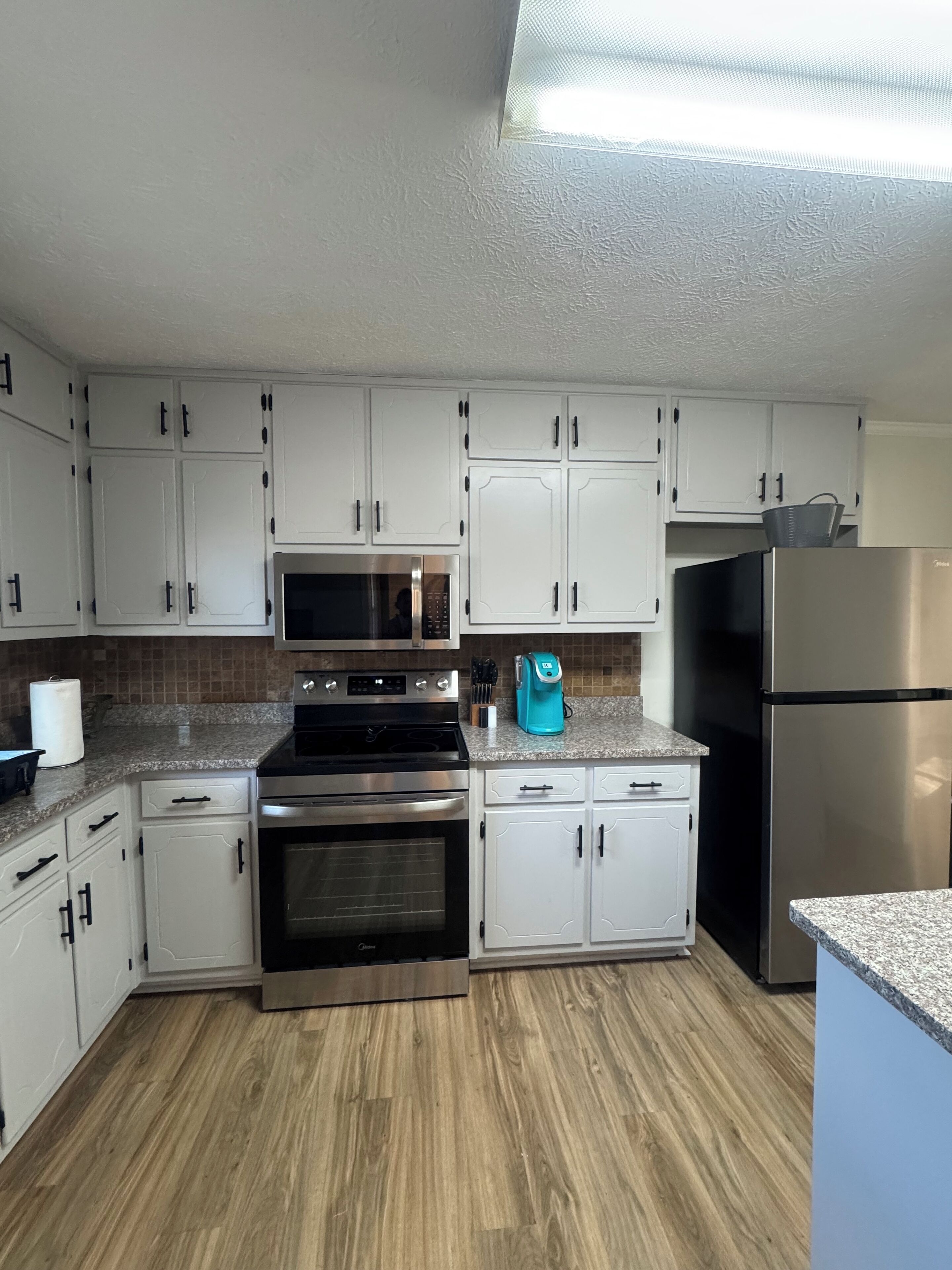 Jääkaappi, mikroaaltouuni, uuni, liesi