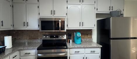 Jääkaappi, mikroaaltouuni, uuni, liesi