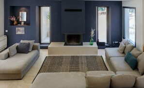 Télévision, cheminée, livres