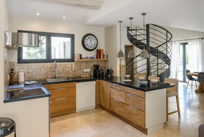 Kjøleskap, mikrobølgeovn, ovn og kokeplater