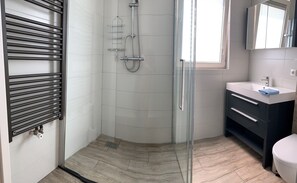 シャワー、バスアメニティ (無料)、ヘアドライヤー