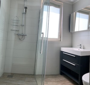 Shower, free toiletries, hair dryer