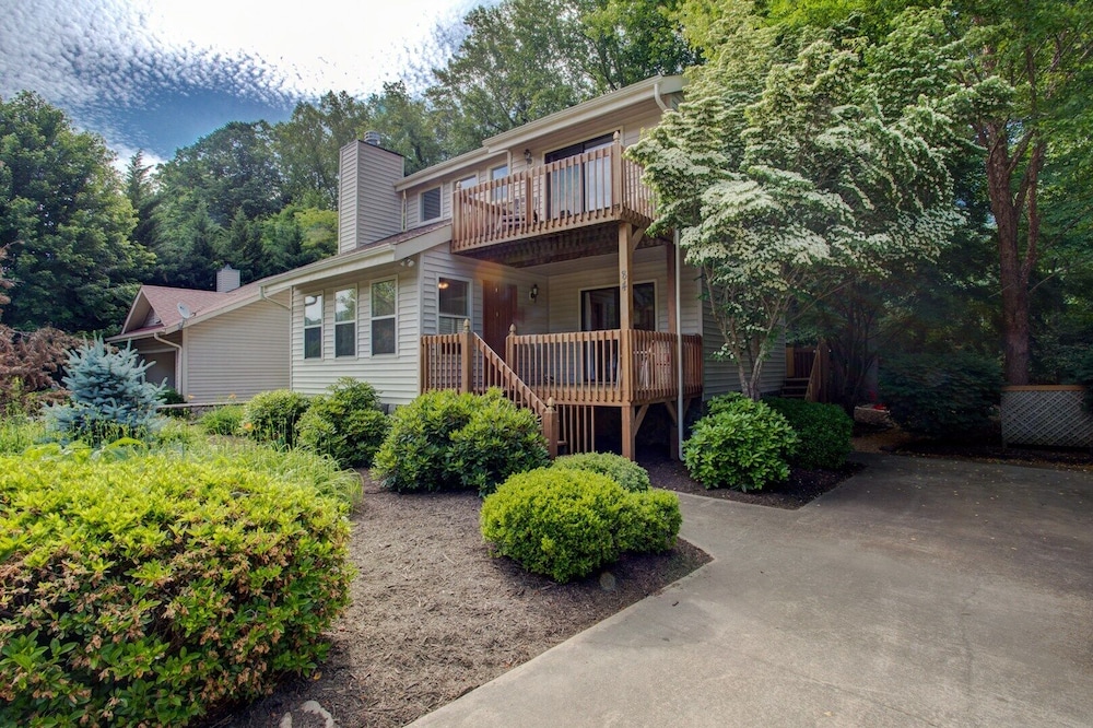 Newly Renovated Cottage on Jonathan Creek River