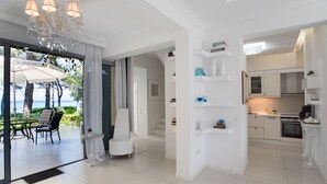 Une chambre d’hôtel moderne dotée d’un balcon, d’un coin repas et d’une cuisine.