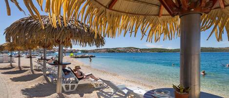 Plage à proximité, chaises longues