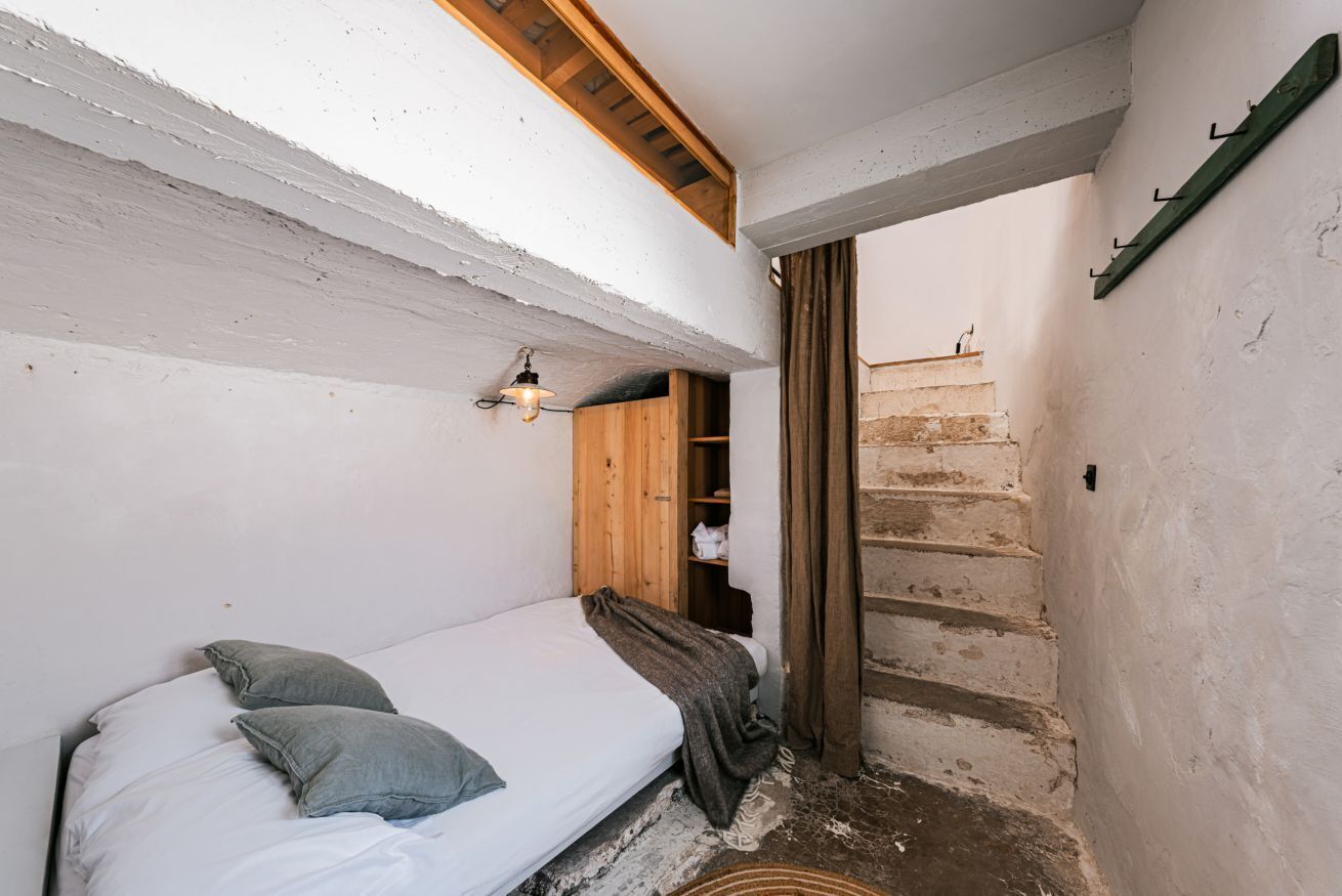 1 chambre, fer et planche à repasser