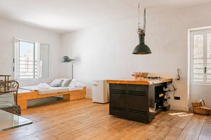 1 habitación y tabla de planchar con plancha 