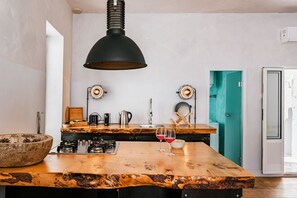 Refrigerador, parrilla de estufa, cafetera y tetera y comedor 