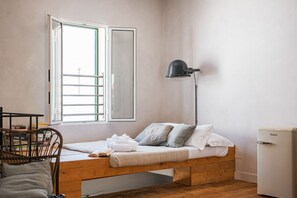1 dormitorio y tabla de planchar con plancha