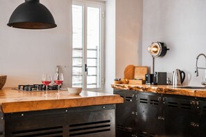 Réfrigérateur, plaque de cuisson, cafetière/bouilloire, tables à manger