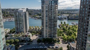 Ein Hochhaus mit mehreren Etagen, umgeben von einer Marina und einem Fluss.