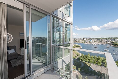 W1 - 2 Bedroom Waterfront Condo with Vast City and Water Views