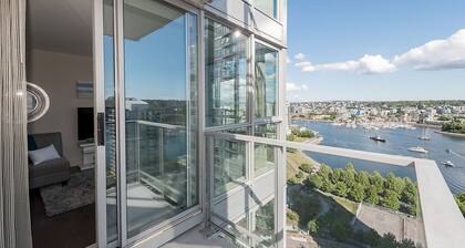 W1 - 2 Bedroom Waterfront Condo with Vast City and Water Views