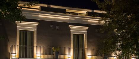 تفاصيل الفندق من الخارج