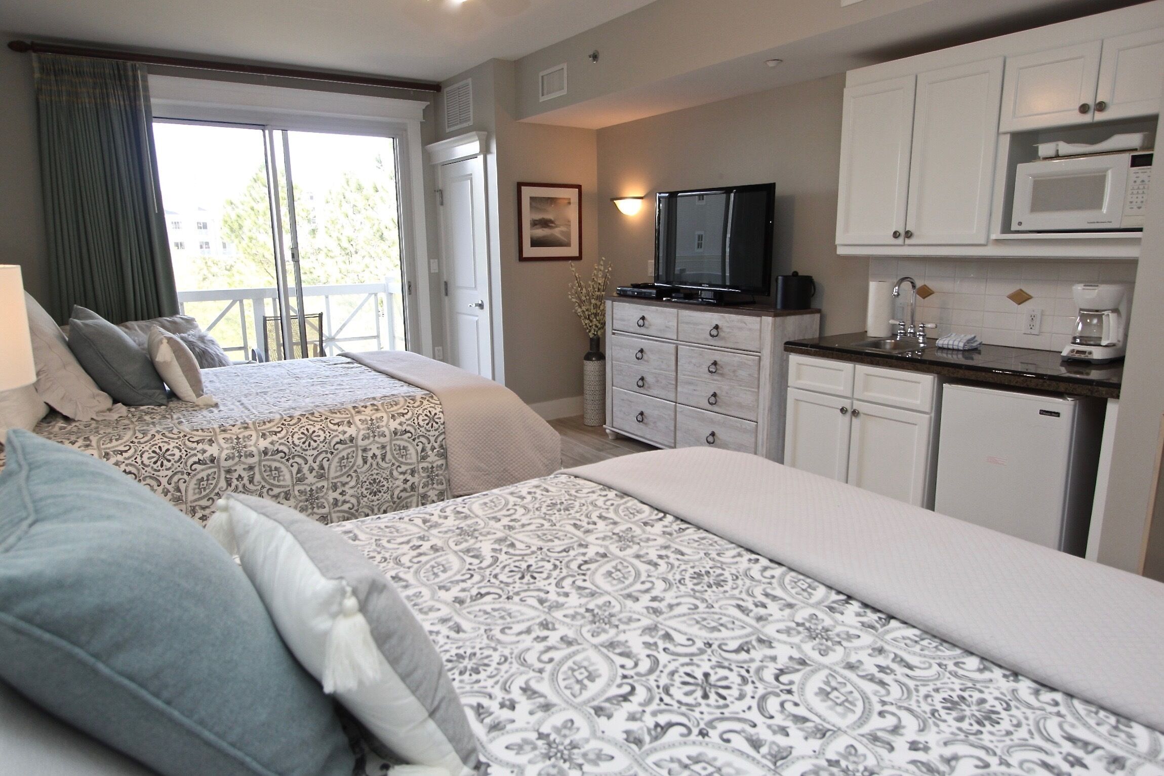 Charming Baytowne Wharf Condo in Sandestin Resort! Pool/Hot Tub,Tram, Balcony