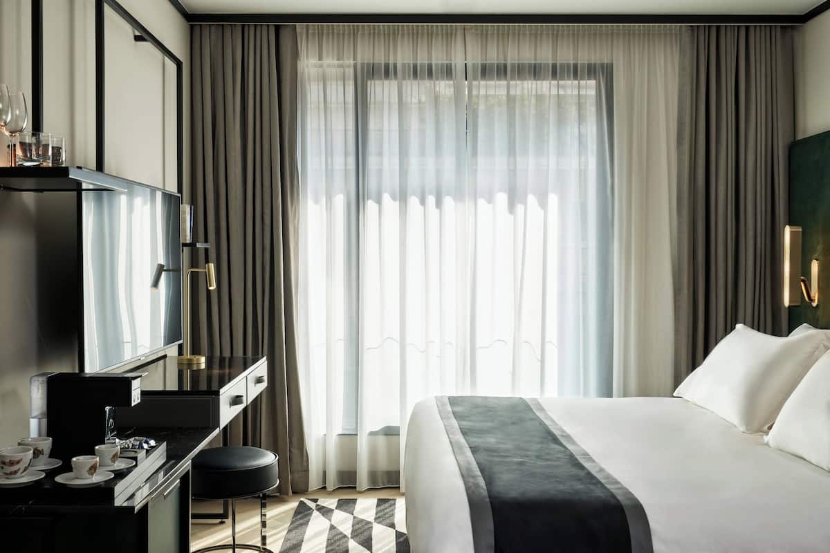 Deluxe Room, 1 King Bed, Non Smoking | 1 bedroom, premium bedding, minibar, in-room safe