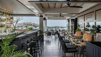 2 restaurantes; se sirve desayuno, almuerzo y cena