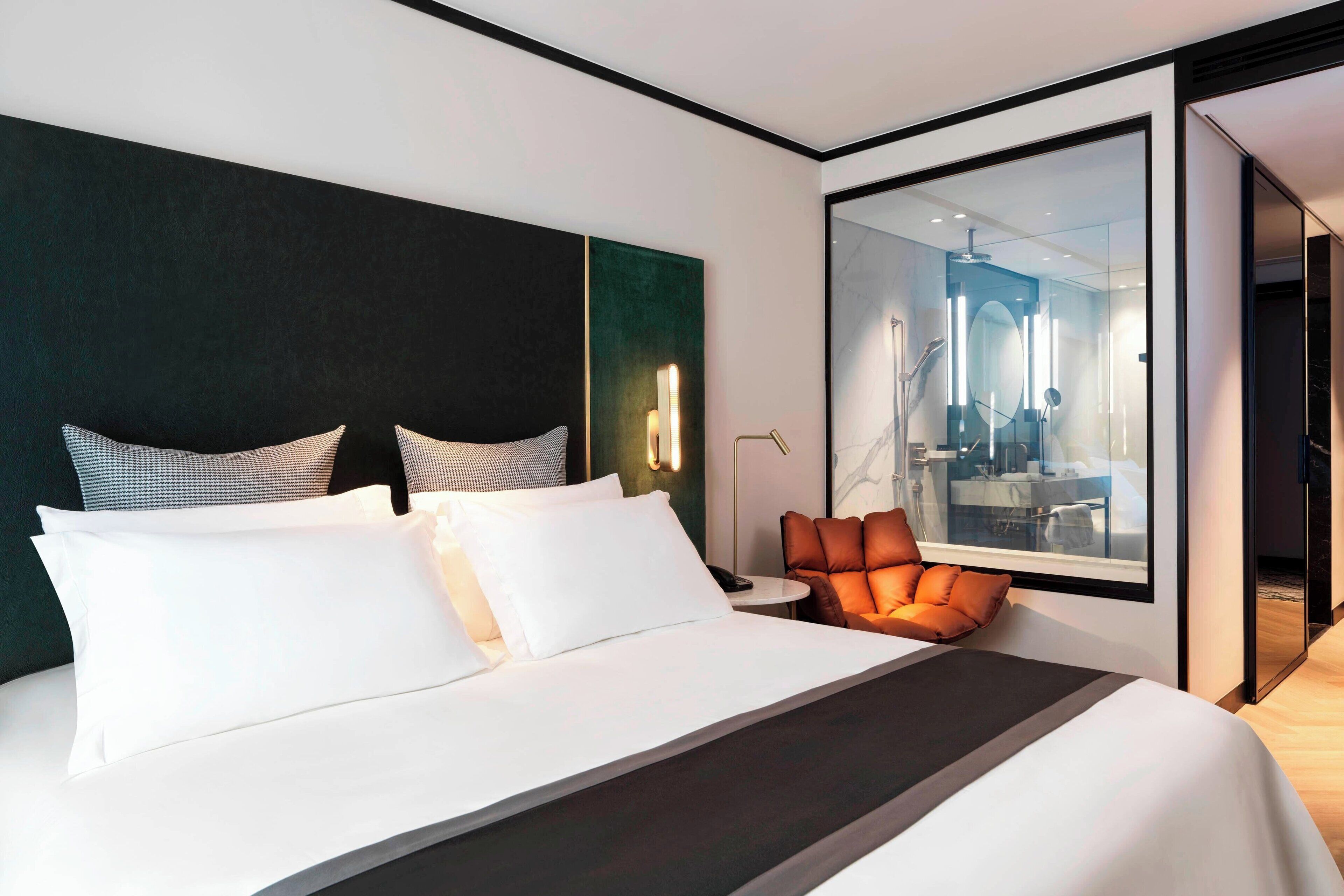 deluxe room, 1 king bed, non smoking | 1 bedroom, premium bedding, minibar, in-room safe