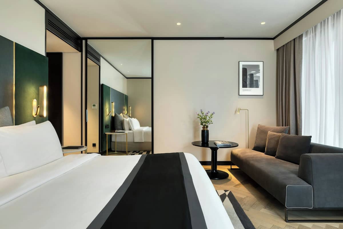 Executive Room, 1 King Bed | Premium bedding, minibar, in-room safe, desk