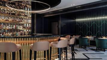 2 bars/lounges, lobby lounge