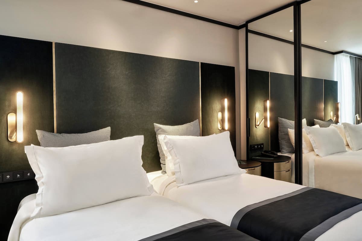 Deluxe Room, 2 Single Beds, Non Smoking | 1 bedroom, premium bedding, minibar, in-room safe