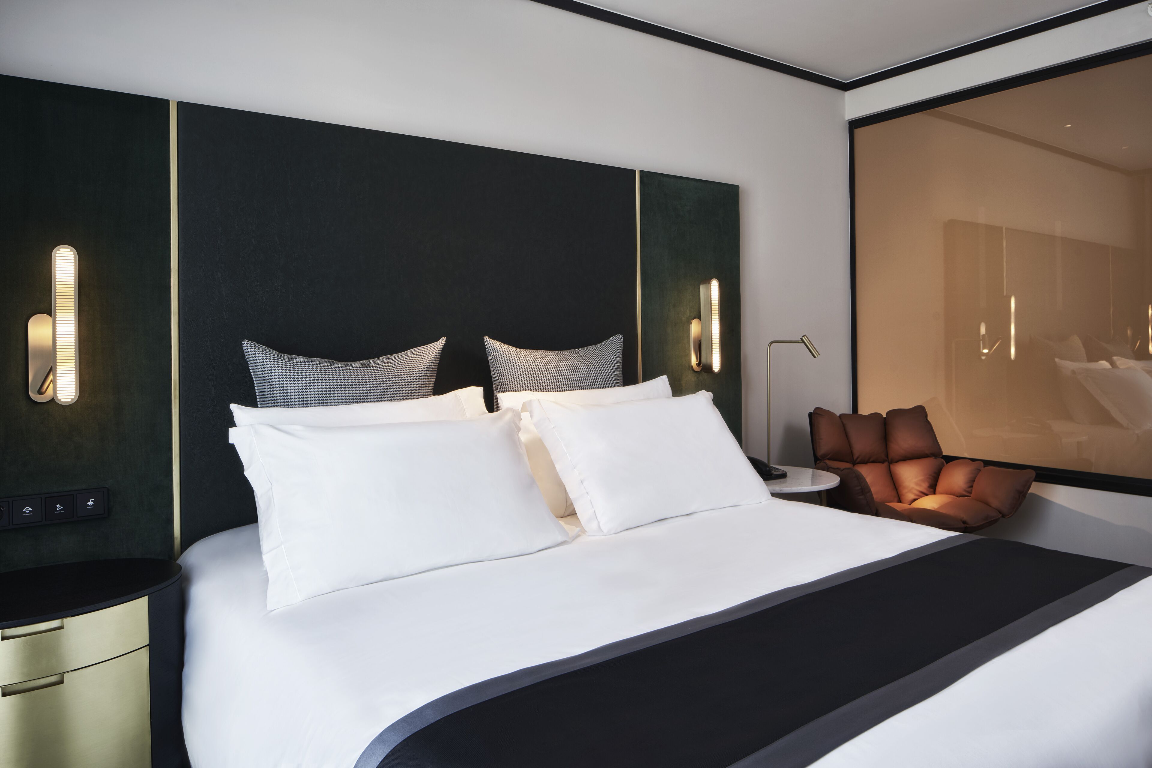 deluxe room, 1 king bed, non smoking | 1 bedroom, premium bedding, minibar, in-room safe