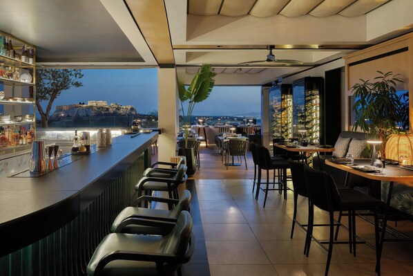 2 من المطاعم، حيث تُقدم وجبات الإفطار، الغداء، العشاء، الأطباق اليابانية