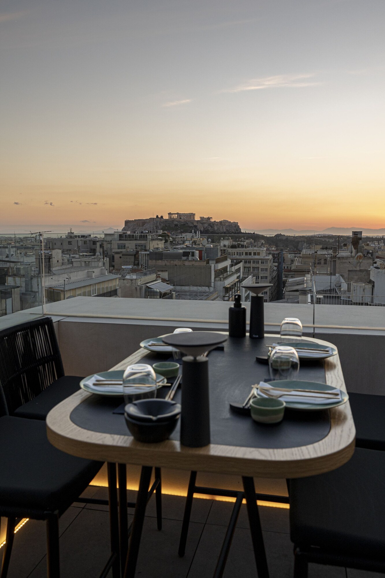 2 restaurants; breakfast, lunch, and dinner served