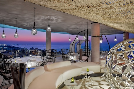 2 Bars/Lounges, 2 Poolbars