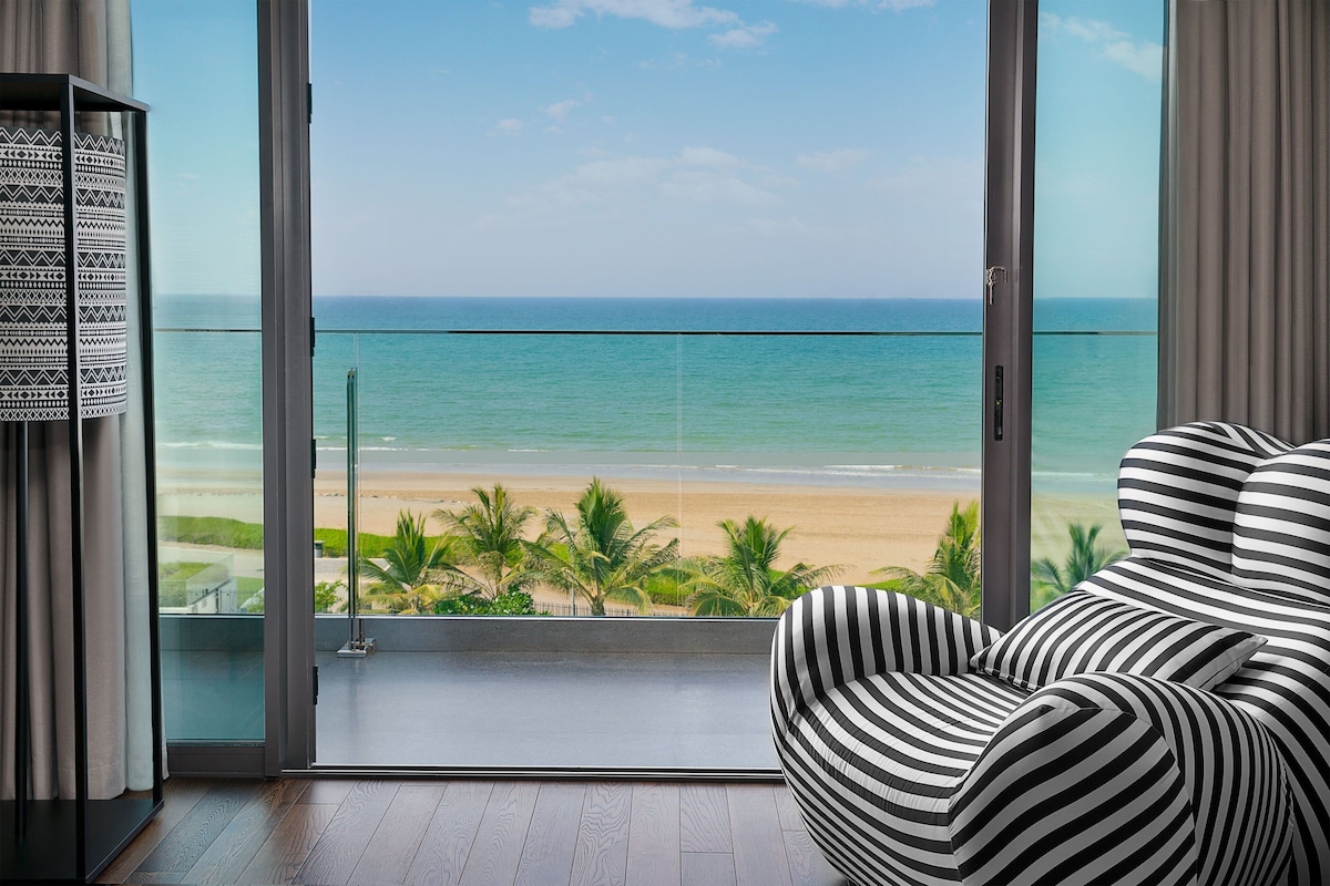Un balcón con vista a la playa y al océano.