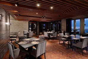 7 restaurants, breakfast, lunch, dinner served; Chinese cuisine